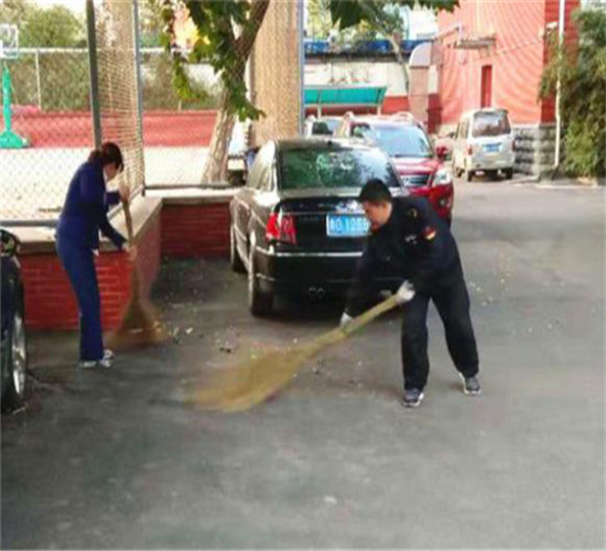 慶國(guó)慶 致敬平凡的“中房物業(yè)人”10.jpg